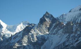 image displaying mountaineering in the himalayas